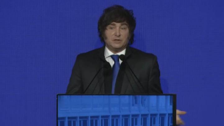 Milei cuestionó duramente a Schiaretti en la Bolsa de Comercio de Córdoba: "IVA al 42%"