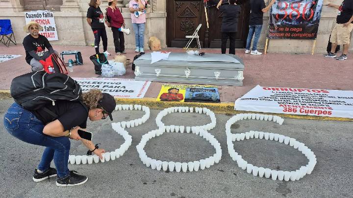 Con ataúd, se manifiestan afectados del crematorio Plenitud afuera de Palacio de Gobierno
