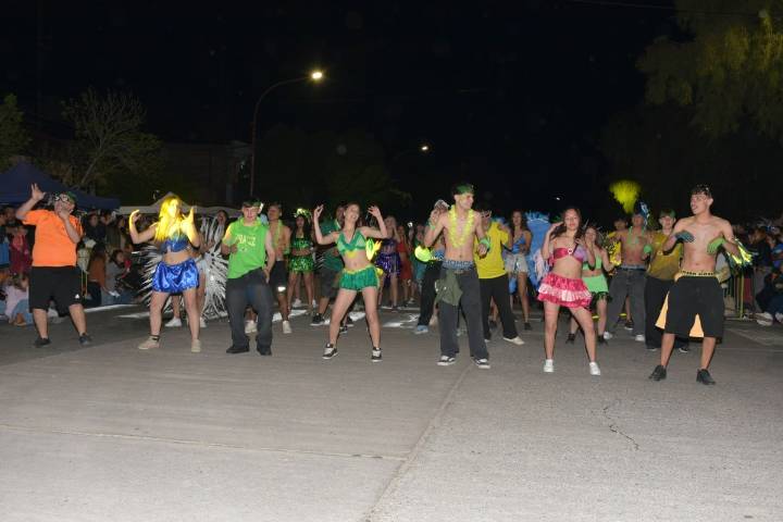 La Farándula Estudiantil llenó de color y alegría a Tulumaya