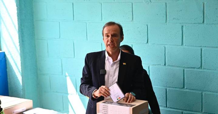 Jorge Quiroga toma la delantera en primer sondeo de cara al balotaje en Bolivia