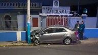Conductor aparentemente ebrio derriba poste en el Cercado