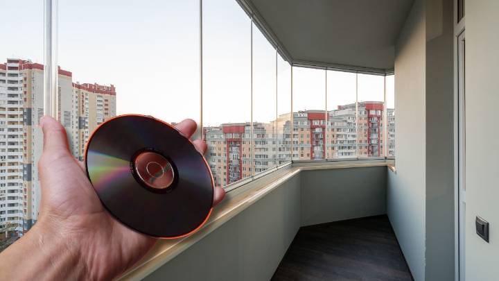 Por qué cada vez más personas están poniendo CD's en los balcones