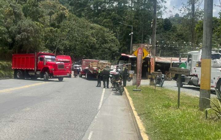 Transportadores protestan en Caldas y Amagá por costo de peajes y supuestas precarias condiciones de las vías al Eje Cafetero