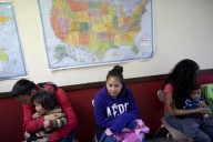 Entregan kit para proteger a estudiantes inmigrantes de agentes de ICE en las escuelas