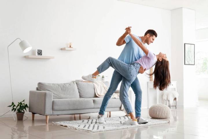 Dear Abby: My boyfriend is a dancer — and women won't stay away from him