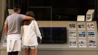 Los jóvenes tienen que ahorrar lo imposible para comprar un piso: hasta 30 años en Madrid o Baleares
