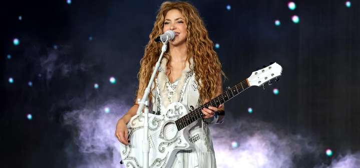 Shakira no pudo contener las lágrimas al interpretar su canción «Última»