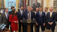 Trump tacha de "locura" los rumores de su estado de salud y anuncia que enviará la Guardia Nacional a Chicago