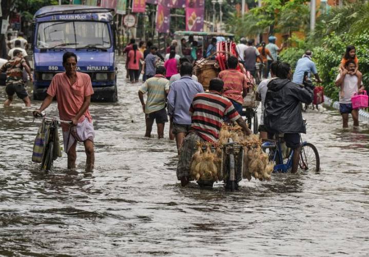 10 dead as torrential rain paralyses Kolkata; transport services hit, Puja holidays advanced