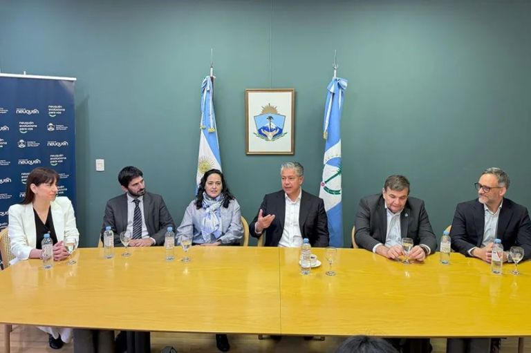 Becas Gregorio Álvarez: Figueroa entregó notebooks a neuquinos que estudian en Buenos Aires y La Plata