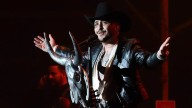 Padre ausente y deudor alimentario: colectiva protesta contra concierto de Christian Nodal con ficha simbólica