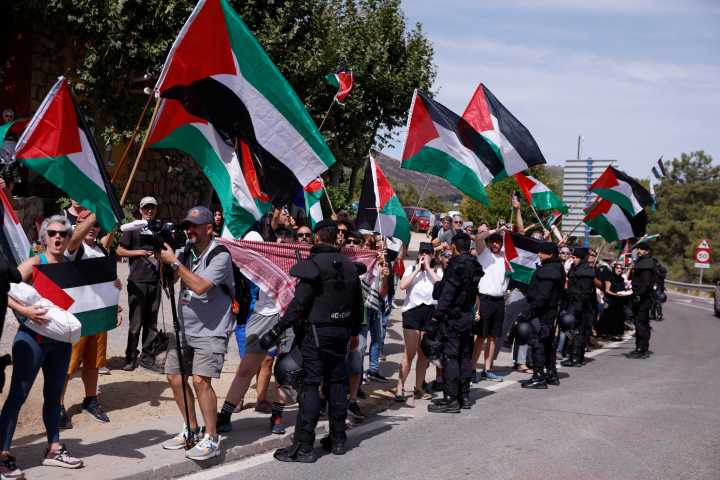 Protestas y ausencia de incidentes en la salida de la penúltima etapa de la Vuelta