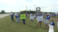 Glenpool community holds protest for speed limit change near school