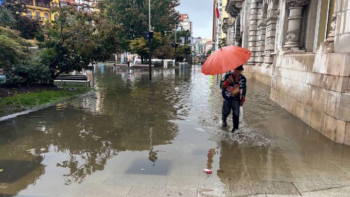 Cuatro comunidades activan avisos naranja y rojo: la AEMET advierte ante una borrasca "potencialmente peligrosa"