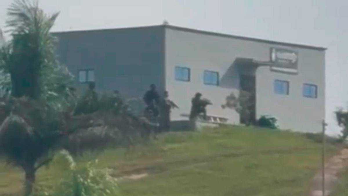 Toque de queda en Anorí, Antioquia tras ataque de las disidencias a batallón del Ejército