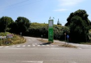 El cruce de la AS-388 de acceso a Perlora, al límite de su capacidad en verano