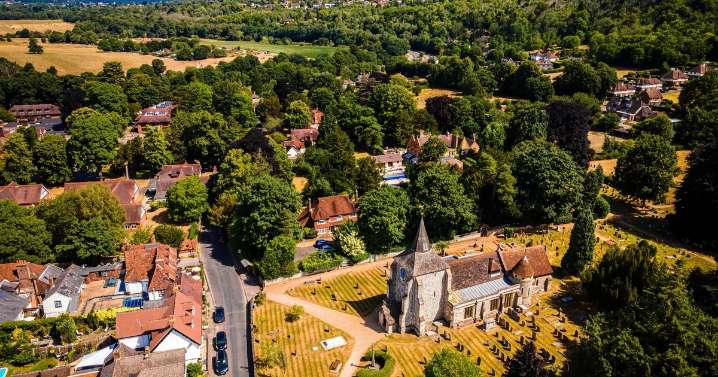 The beautiful commuter village with UK's best pub you can get to on London bus