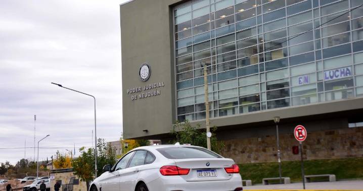 Lo llevan a juicio por intentar matar a su pareja en Neuquén: primero usó un cuchillo y luego incendió la casa