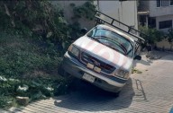 Camioneta se impactó con casa al sufrir falla mecánica