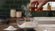 Mezclar bicarbonato y vinagre de manzana: el truco casero que todos deberían conocer