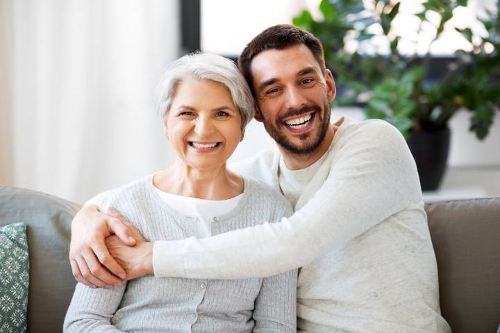 ¿Tus hijos adultos siguen viviendo contigo? Quizás deberías dejar de apoyarlos