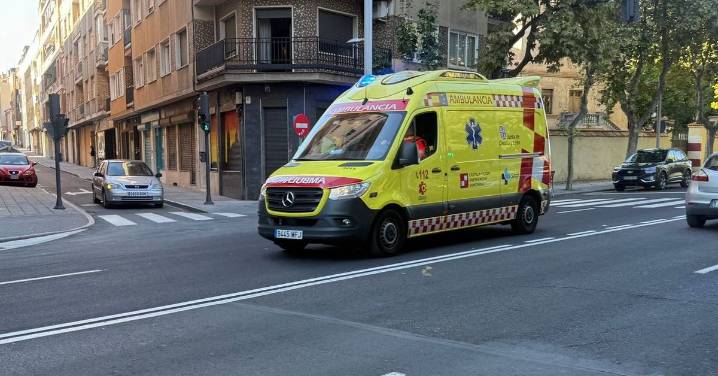Un vehículo golpea a una mujer al arrollarla en la avenida de los Cipreses