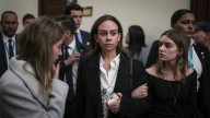 La viuda de Miguel Uribe acusa a María Fernanda Cabal de amenazarla durante el funeral de su marido