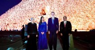 La Reina Letizia, de azul Klein, en una visita fuera de agenda a las pirámides de Guiza