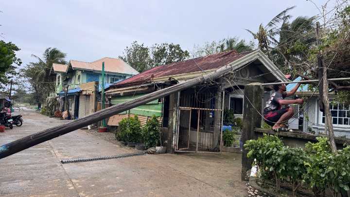 Caos y furia contra Marcos tras el paso del supertifón Ragasa por Filipinas