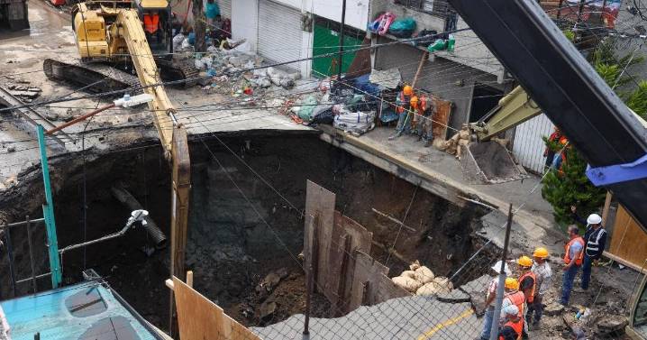 Estiman hasta 20 días para reparar mega socavón en Renovación, Iztapalapa