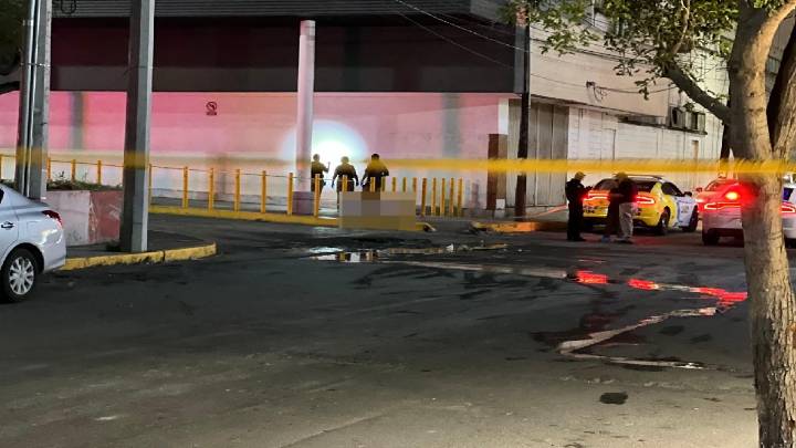 Asesinan a hombre con arma blanca afuera de supermercado en Monterrey