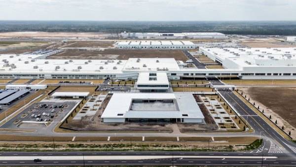 Korea expressing ‘concern and regret’ over detention of workers at Hyundai plant