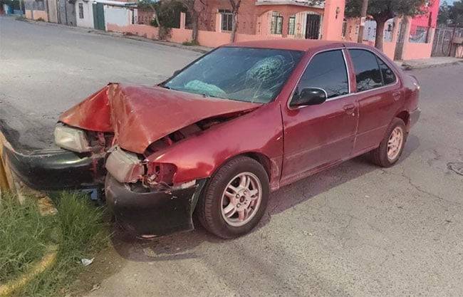 Impacta su vehículo contra barandal en Acuña
