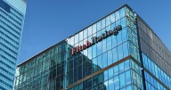 Fitch ratifica calificación crediticia de Uruguay en BBB, pero advierte por carga de deuda