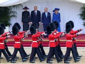 El momento escatológico en que un caballo de la Guardia Real "saluda" a Donald Trump durante su visita a Reino Unido