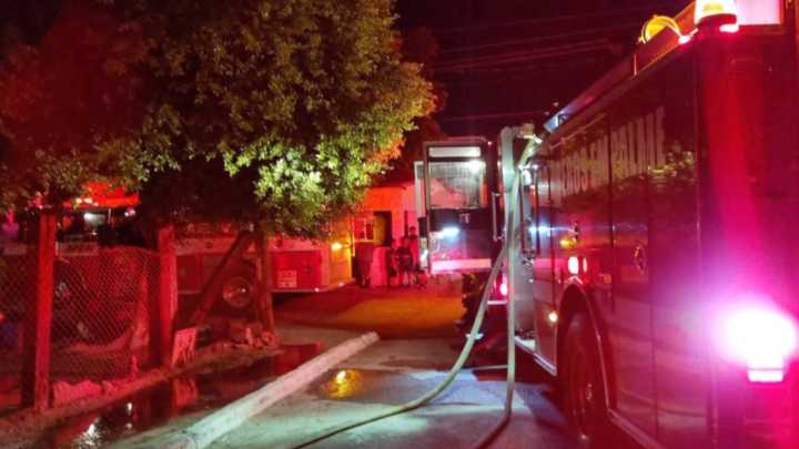 Fuerte Incendio Dejó a 2 Menores con Quemaduras y Un Bombero Trasladado al Hospital en Cajeme