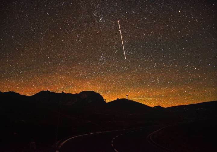 Cómo reconocer un satélite en el cielo nocturno y no confundirlo con un avión o una estrella fugaz