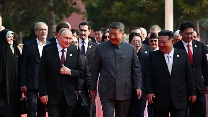 Así es el armamento pesado que China presentó hoy en su desfile en Pekín; Putin y Kim Jong