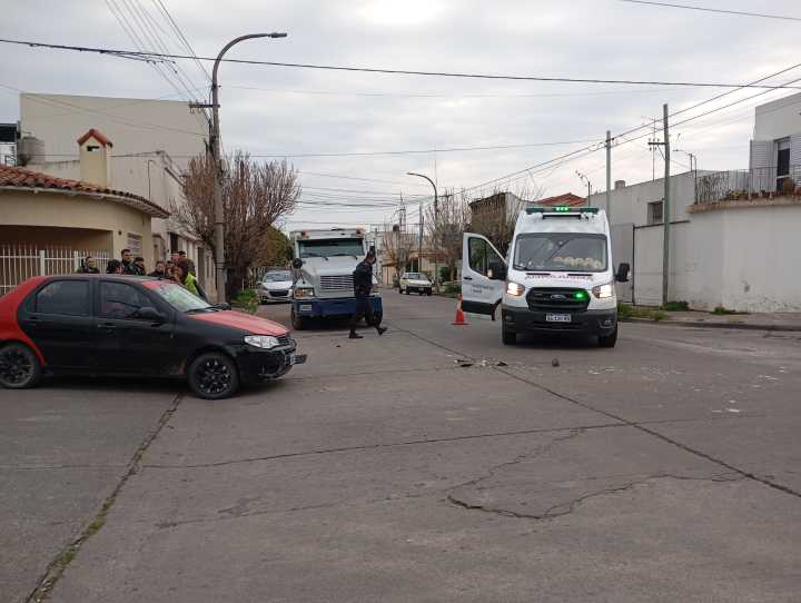 Violento choque entre un auto y un camión de caudales en Pueblo Nuevo