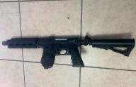 Detienen a tres por amenazas con arma de utilería y alteración del orden