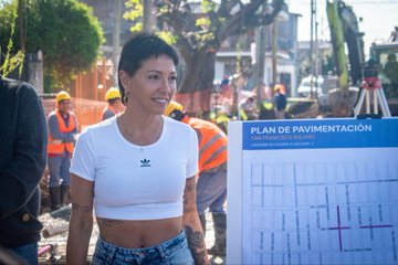 Mayra recorrió tareas de pavimentación en San Francisco Solano