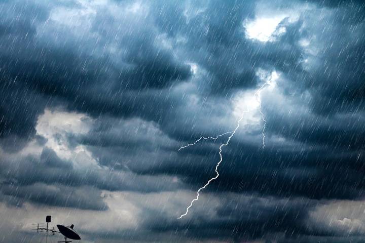 Así será la lluvia que vuelve a Santiago el viernes: el momento exacto en que se intensificarán las precipitaciones del nuevo sistema frontal