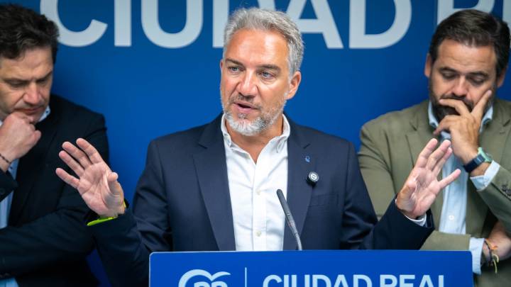 Bendodo acusa a Sánchez desde Ciudad Real de "vender España" por una foto con Puigdemont