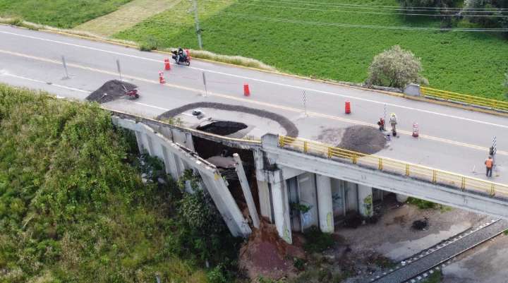 Cierran paso al aeropuerto Hermanos Serdán por socavón en Huejotzingo