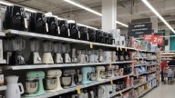 Supermercados liquidan pequeños electrodomésticos desde $16.200 y con hasta 50% de descuento