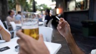 Terrazas sin humo y multas a los menores que fumen