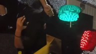 Se queda con la cabeza atrapada en un semáforo tras estrellarse con su patinete