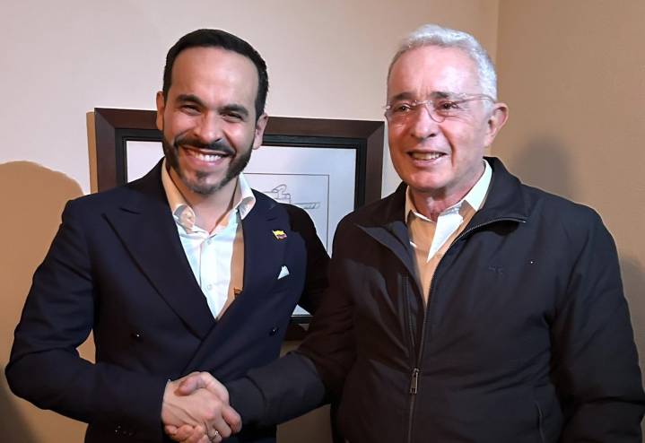 “Nosotros respetamos su candidatura”: Uribe tras reunión con de la Espriella