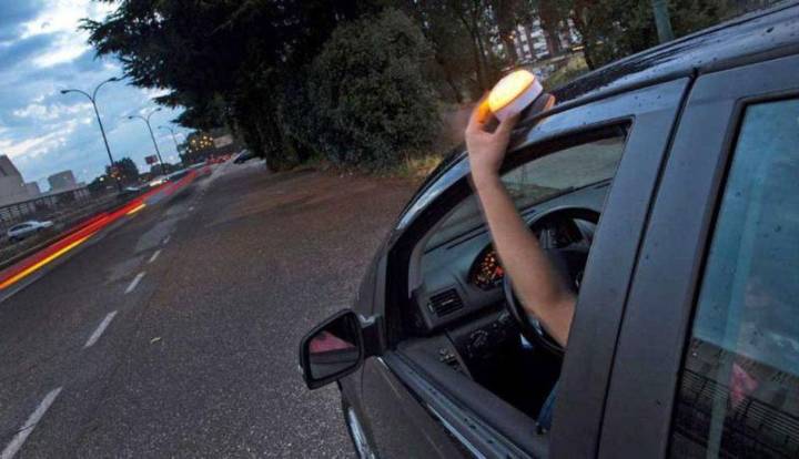 Multas de hasta 80 euros por no portar la nueva baliza de señalización en carretera