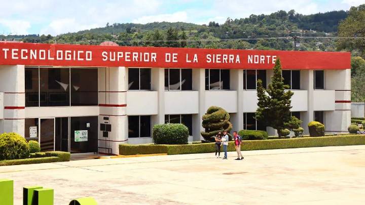Suspensen protesta e inician mesa de diálogo trabajadores del Tecnológico de Zacatlán